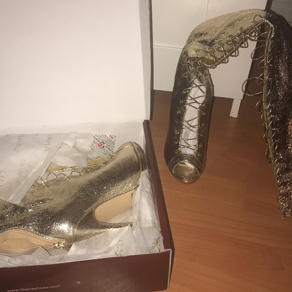 Fashion thigh high Gold lace up peep toe Boot!
